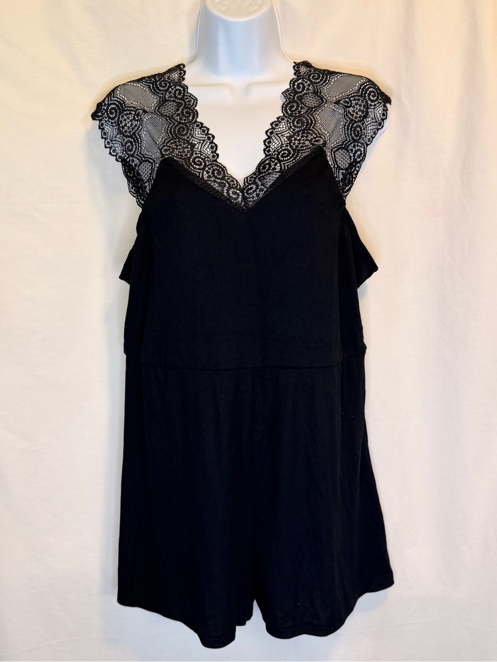 Cupshe Demetria V-Neck Lace Trim Sleeveless Romper